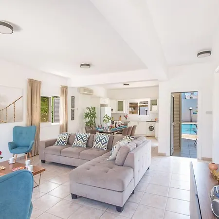 Rent Your Dream Holiday And Look Forward To Relaxing Beside Your Private Pool 1578