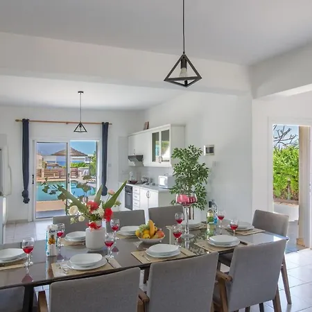Rent Your Dream Holiday And Look Forward To Relaxing Beside Your Private Pool 1578